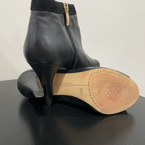 - Black high heels with golden details - Picture 3 of 4